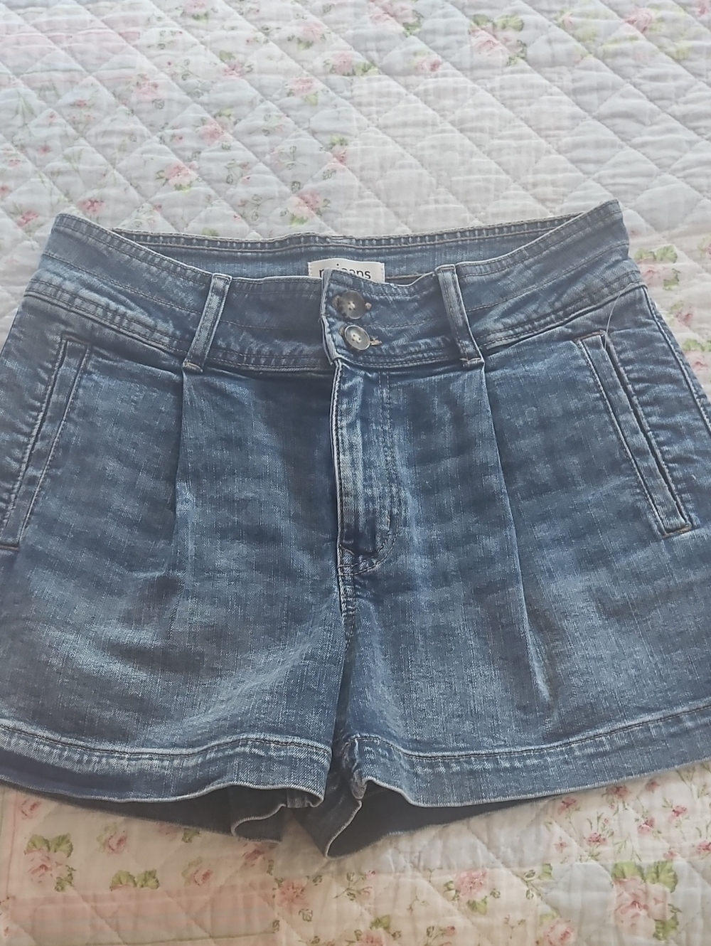 High-Rise Denim Jean Shorts in Faded Blue